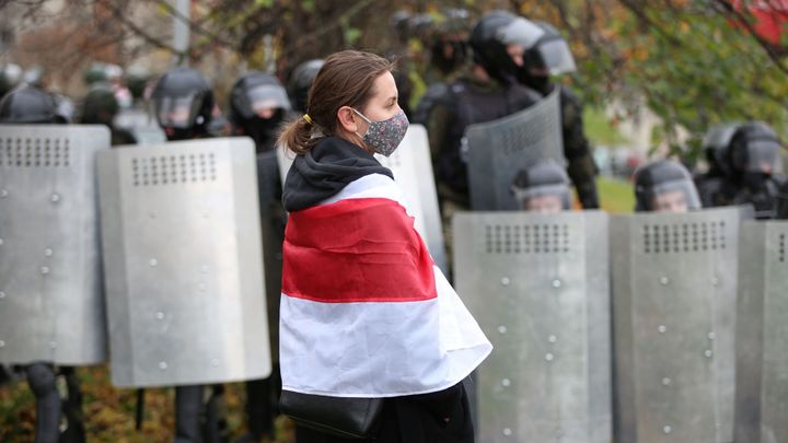 "To už nesmíme ani do obchodu?" Běloruská policie zadržela v ulicích desítky lidí