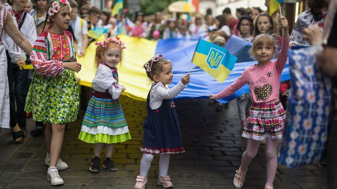 Loni v květnu v Praze pochodovali ukrajinští uprchlíci vyjadřující vděčnost za poskytnutou pomoc.