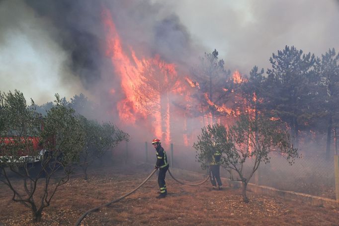 Lesní požár v chorvatském Bratiškovci, nedaleko Makarské.