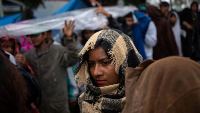 Migrantka v Tijuaně, která se snaží dostat do USA.