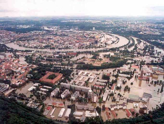 V roce 2002 se objekt Invalidovny stal podobně jako ostatní budovy ležíci v Karlíně, obětí katastrofálních povodní.