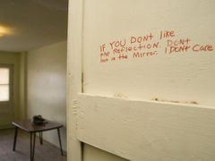 Magnotta miloval citáty. Jeden napsal i na zeď pronajatého bytu v Montrealu.