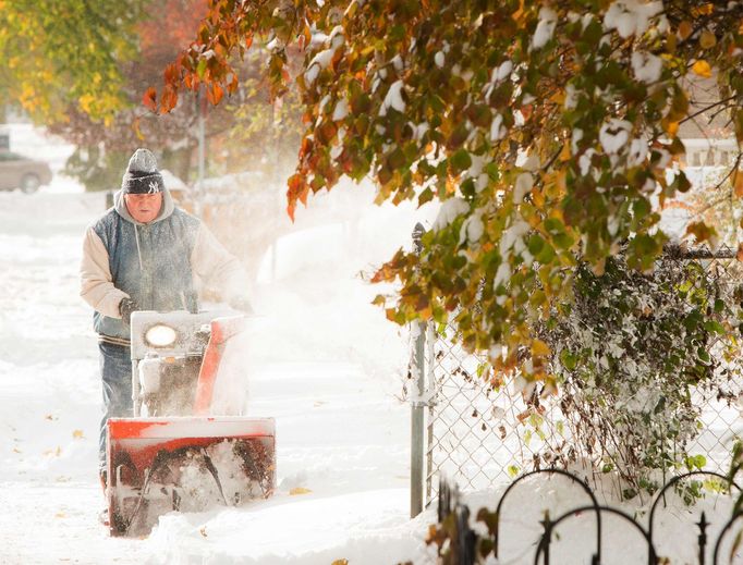 Ostraňování sněhu na chodníku v Buffalo v New Yorku