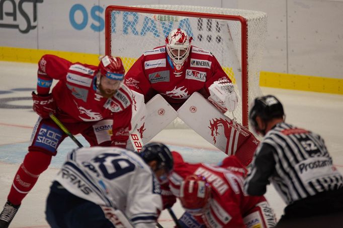 33. kolo hokejové Tipsport extraligy, Vítkovice - Třinec: Třinecký brankář Patrik Bartošák.