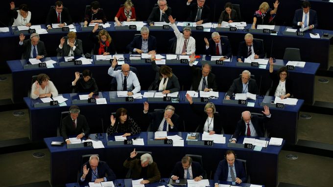Pokud Andrej Babiš portrétuje jako "žvanírnu" českou Poslaneckou sněmovnu, vztáhnou to někteří voliči i na Evropský parlament. Dvojnásobně.