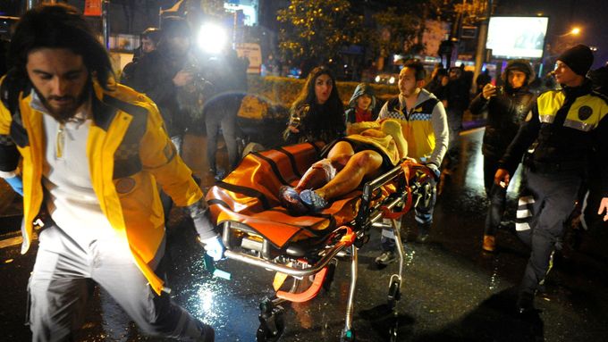 Děsivý byl teroristický útok v tureckém Istanbulu na diskotéku v klubu Reina, 39 mrtvých, desítky raněných.