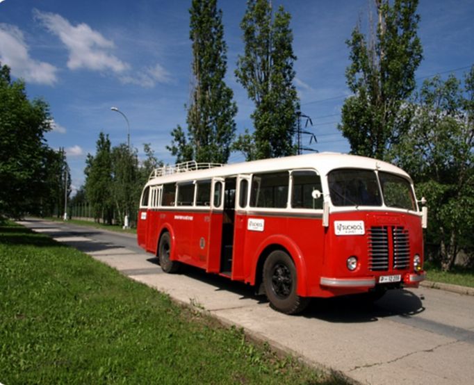 Historický autobus Škoda 706 RO. Podoba pražské MHD se ale poměrně rychle vyvíjela. Zavedení elektřiny na sebe nenechalo dlouho čekat. V roce 1908 zahájily tehdejší Elektrické podniky první provoz autobusů. Ten byl ale hned v následujícím roce z důvodu několika vážnějších nehod v provozu zastaven. V roce 1925 byla díky pokroku v konstrukci silničních vozidel zavedena autobusová doprava znovu, tentokrát již bez vážných technických rizik. První autobusová linka tohoto období vyjela 21. června 1925 na trati z Vršovic do Záběhlic.