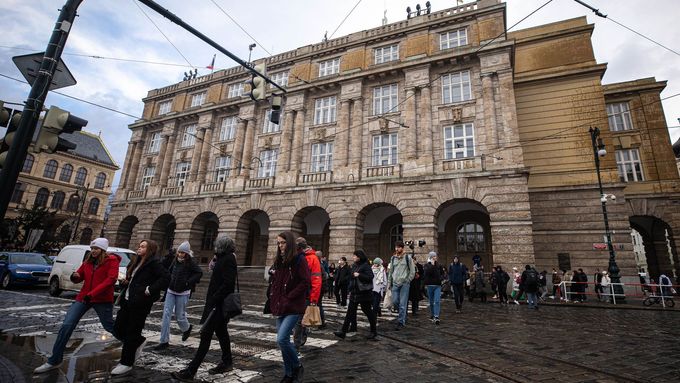 Filozofická fakulta v Praze den po střelbě, při které zahynulo 14 lidí. Lidé k jejím zdem nosí květiny a svíčky, stejně tak je pokládají na náměstí Jana Palacha.