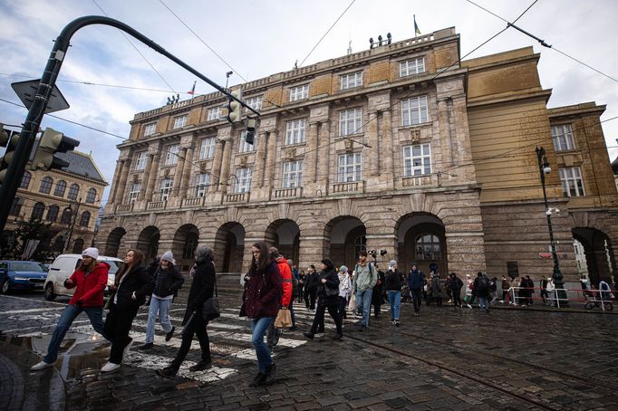 Filozofická fakulta v Praze den po střelbě, při které zahynulo 14 lidí. Lidé k jejím zdem nosí květiny a svíčky, stejně tak je pokládají na náměstí Jana Palacha.