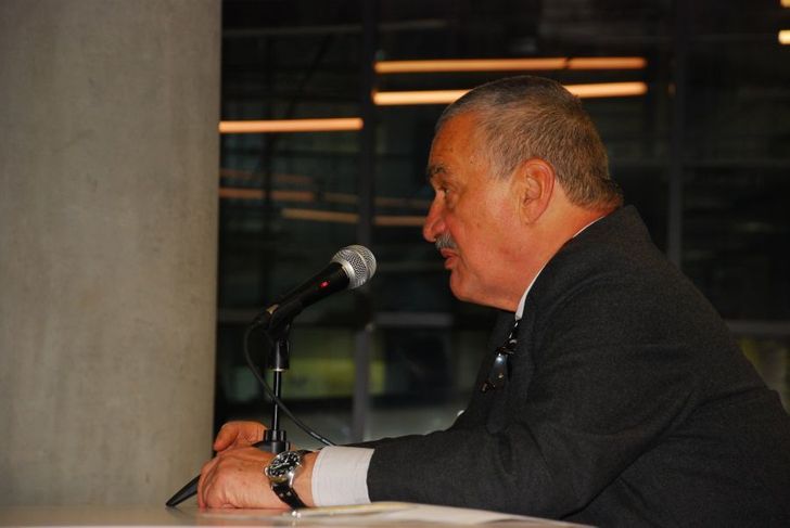 Karel Schwarzenberg během přednášky v Technické knihovně.