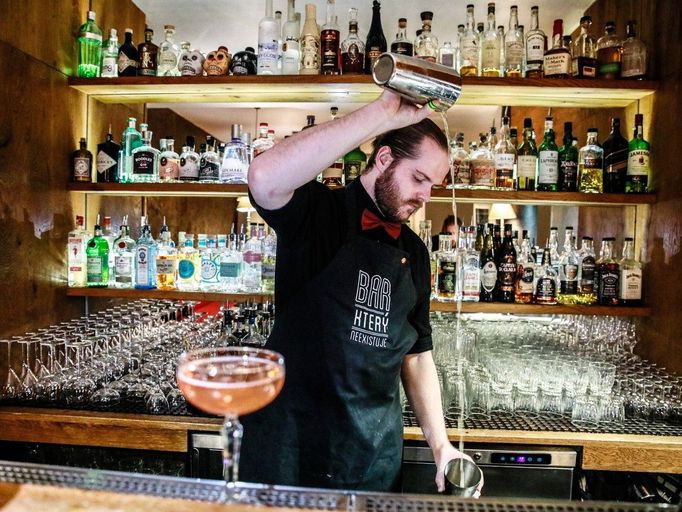 Barman míchá drink v Baru, který neexistuje.