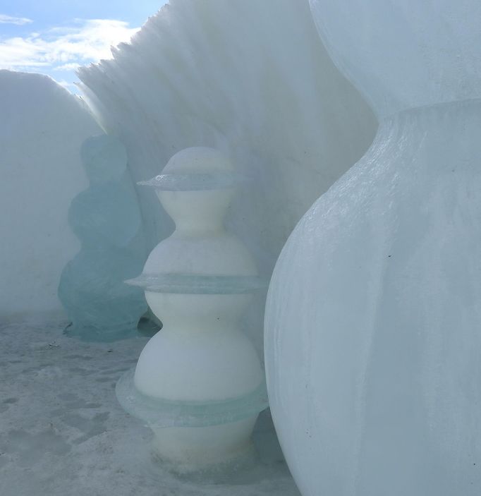 Roztékající se pokoj s názvem "Cold & Crazy" od Jonase Genceviciuse a Jurgity Genceviciene.