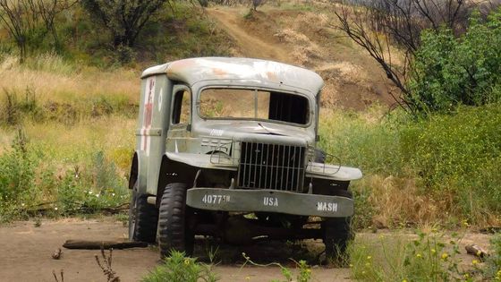 Ikonická sanitka otevírá natáčecí místo s několika rekvizitami