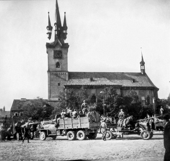 Sovětští protiletadloví dělostřelci na hlavním příbramském náměstí dne 11. 5. 1945 s automatickým 37 mm protiletadlovým kanónem vz. 1939.