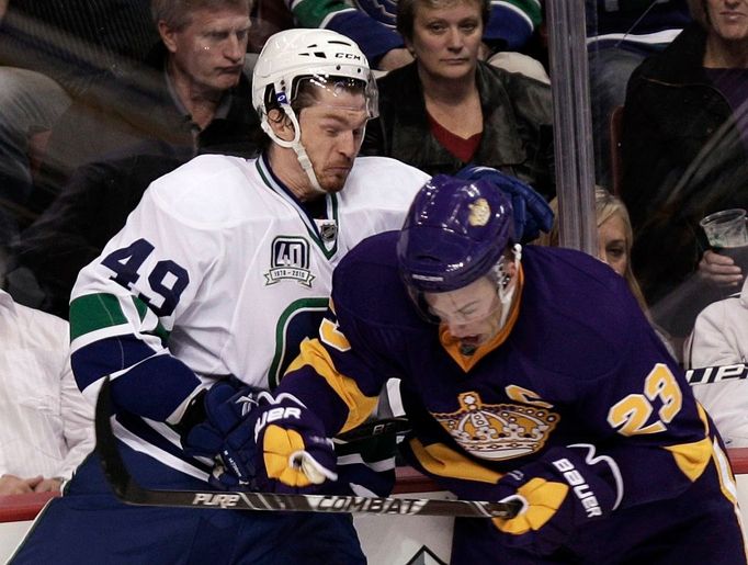 Král z Los Angeles Dustin Brown nešetřil Alexe Bolduce z Vancouveru.