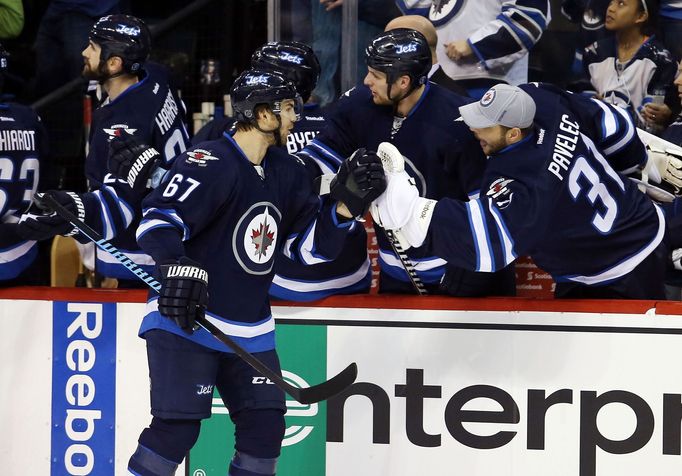 Michael Frolík a Ondřej Pavelec slaví gól Winnipegu