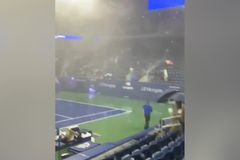 Ida protrhla střechu na US Open. Promočení diváci v panice prchali