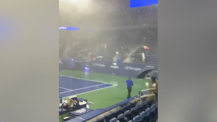 Ida protrhla střechu na US Open. Promočení diváci v panice prchali; Zdroj foto: Associated Press