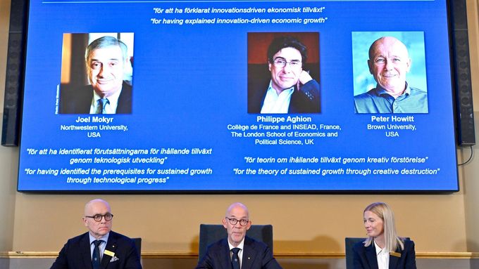 Profesor John Hassler (zleva), Hans Ellegren, stálý tajemník švédské Akademie věd, a profesorka Kerstin Enflo oznamují jména laureátů Nobelovy ceny za ekonomii.