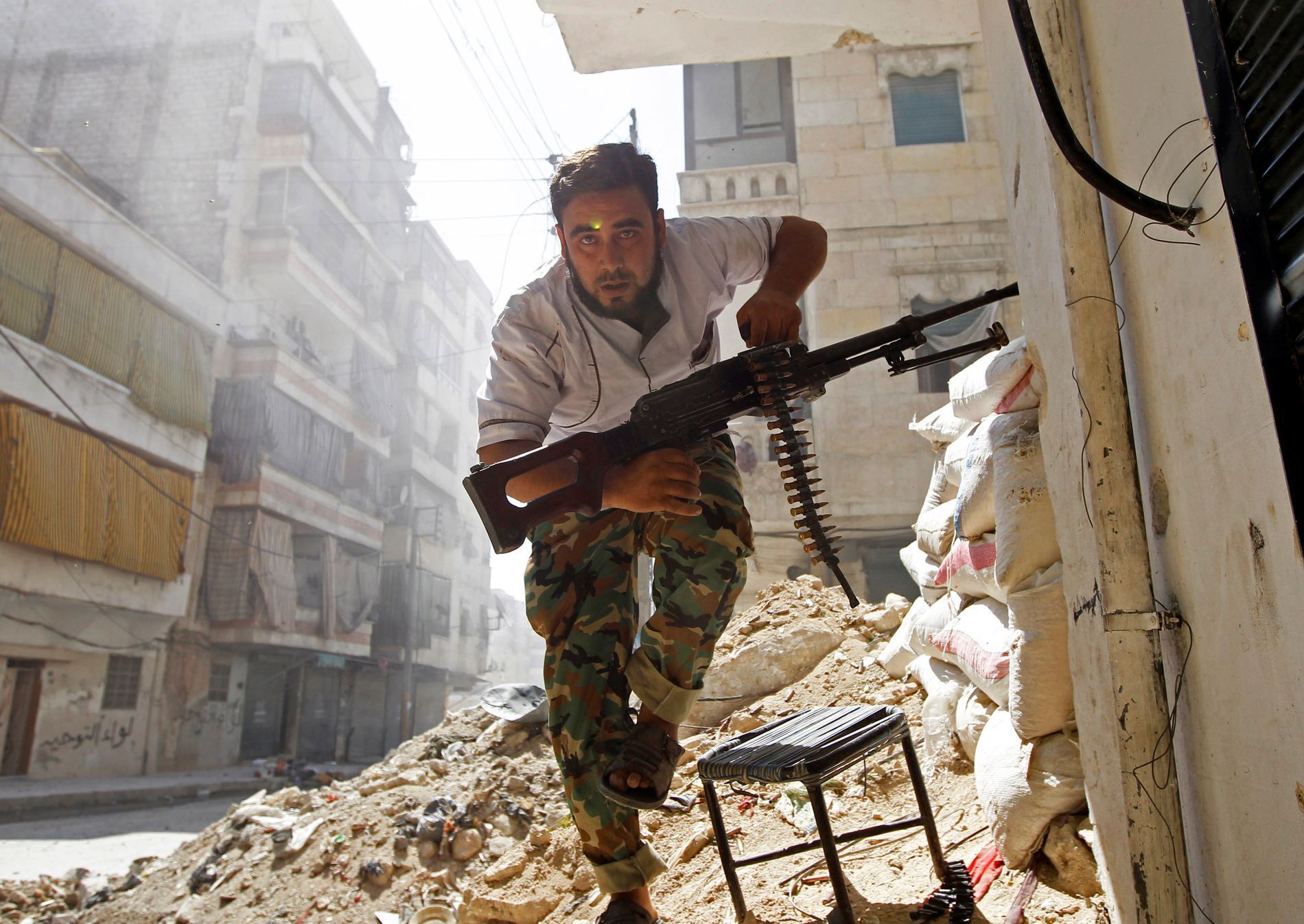 Bojovník povstalecké Svobodné syrské armády v Aleppu.