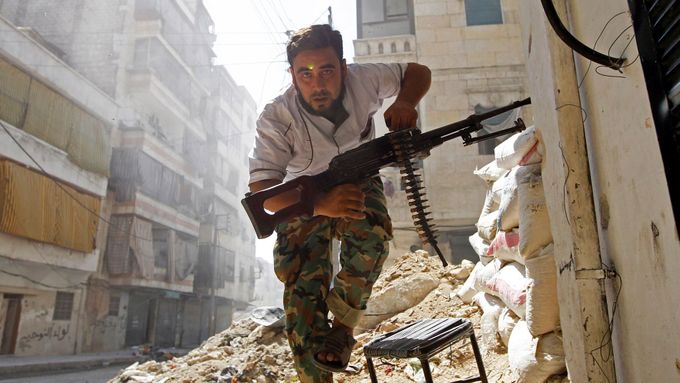 Bojovník povstalecké Svobodné syrské armády v Aleppu.