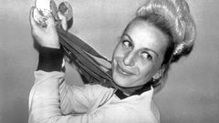 Věra Čáslavská s medailemi z olympiády v Mexico City 1968