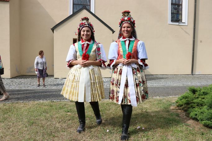 Místní dívky v nejslavnostnější podobě kroje se účastnily nedělní ranní mše, která byla věnovaná právě Jízdě králů