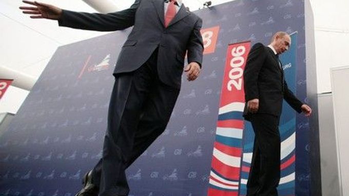 George Bush a Vladimír Putin po tiskové konferenci v Petrohradu