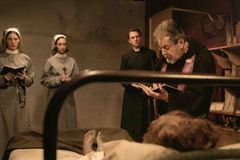 Al Pacino v Rituálu čelí ďábelskému zlu. Horor zachycuje skutečný případ exorcismu