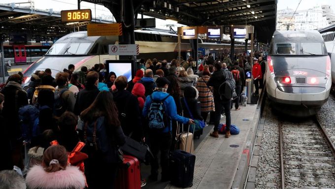 Lidé se tísní na nástupišti pařížského nádraží Gare de l'Est během stávky zaměstnanců železnic a pařížského dopravního podniku.