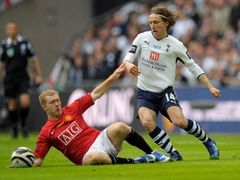 Fotbalista Manchester United Paul Scholes svádí souboj se záložníkem Tottenhamu Hotspur Lukou Modričem ve filnále Ligového poháru ve Wembley.