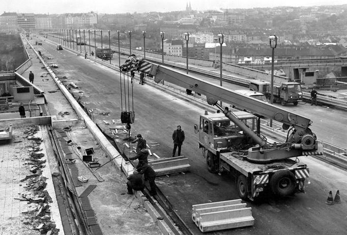 Rekonstrukce mostu v roce 1981. Mj. bylo liniové osvětlení nahrazeno jiným lehčím na nízkých sloupech.