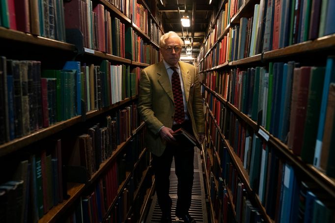 Hugh Grant hraje Tennysona Fosse.