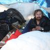 Bezdomovci v pražských závějích