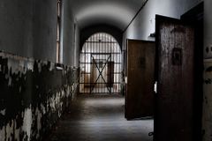 NKÚ: Vězeňské službě dluží vězni i firmy miliardu