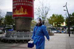 Čína ustupuje demonstrantům a zmírňuje covidová omezení. Týká se to i MHD v Pekingu
