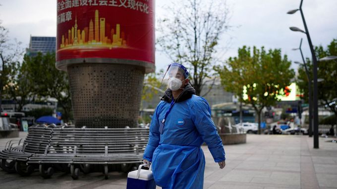 Zdravotník v ochranném obleku v Šanghaji.