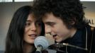 Timothée Chalamet jako Bob Dylan a Monica Barbaro v roli Joan Baez.