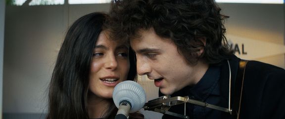 Na fotografii z filmu jsou Timothée Chalamet jako Bob Dylan a Monica Barbaro v roli Joan Baez.