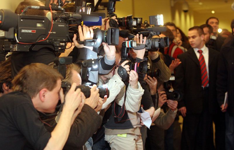 Fotografové a kameramani na "červeném koberci" v premiérovém kině