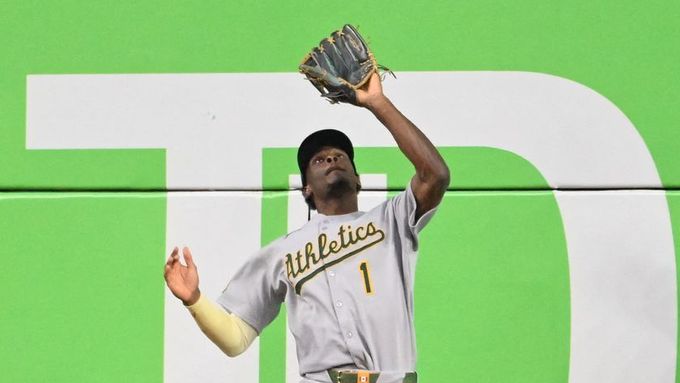 Catch Denzela Clarka v utkání Los Angeles Angels - Athletics