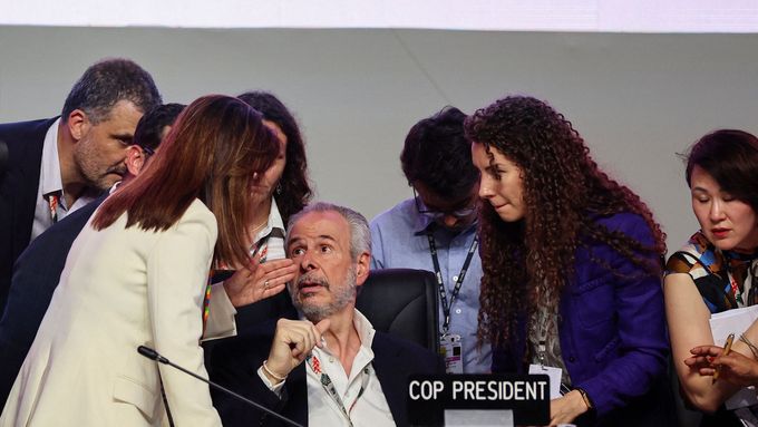 Prezident klimatické konference COP30 Andre Correa do Lago (sedící) diskutuje s účastníky konference před plenárním zasedáním v Belému.