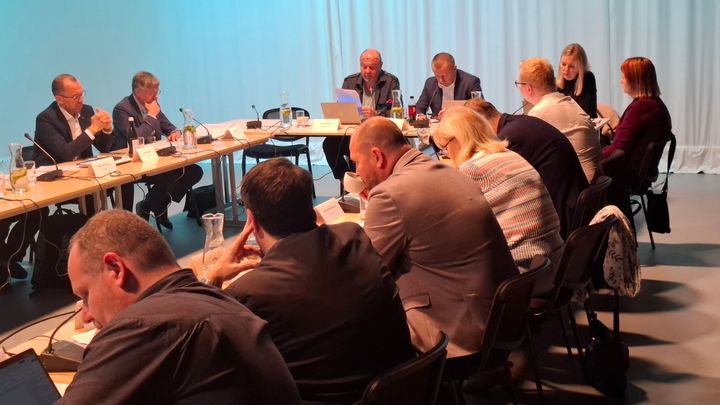 Moravcovo ignorování Okamury může narušit politickou soutěž, shodli se radní ČT