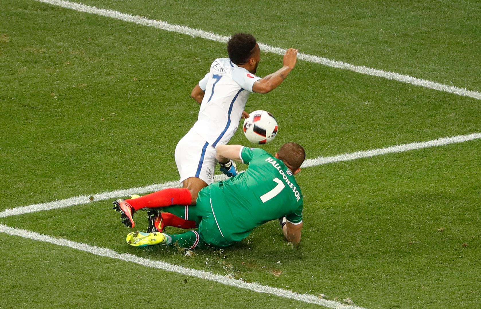 Euro 2016, Anglie-Island: penaltový zákrok Hannese Halldórssona na Raheema Sterlinga