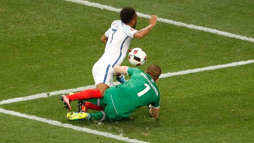 Euro 2016, Anglie-Island: penaltový zákrok Hannese Halldórssona na Raheema Sterlinga