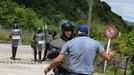 A miner asks a riot civil guard not to throw a smoke grenade into the Pozo Santiago mine, in which five miners had locked themselves for the past 11 days according to local media, in Caborana, northern Spain, June 8, 2012. The miners are protesting against the government's proposal to decrease funding for coal production. REUTERS/Eloy Alonso (SPAIN - Tags: CIVIL UNREST BUSINESS EMPLOYMENT ENERGY) Published: Čer. 8, 2012, 5:48 odp.