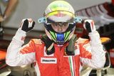 Felipe Massa se raduje z pole position ve Velké ceně Singapuru.
