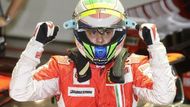 Felipe Massa se raduje z pole position ve Velké ceně Singapuru.