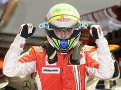 Felipe Massa se raduje z pole position ve Velké ceně Singapuru.