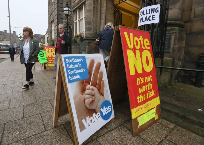 Lidé opouštějí volební místnosti po vhození svých volebních lístků v referendu o skotské nezávislosti v Edinburghu. 18. září 2014.